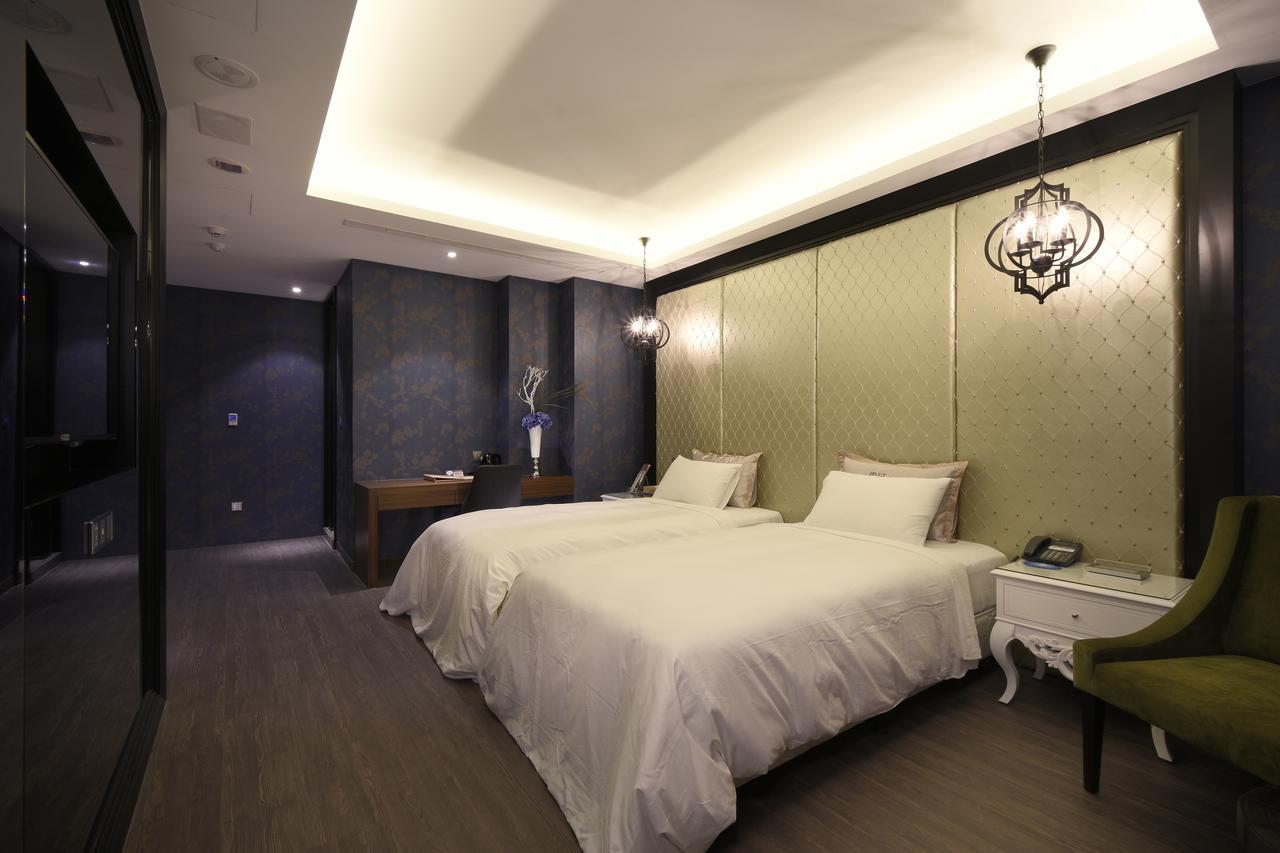 U-Her Hotel Taichung Esterno foto